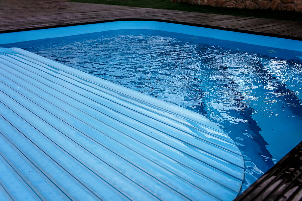 Automatic swimming pool covering system