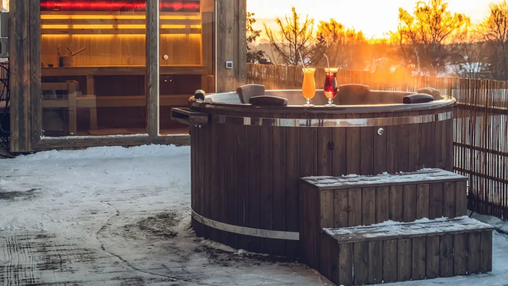 Hot outdoor wooden bath tub